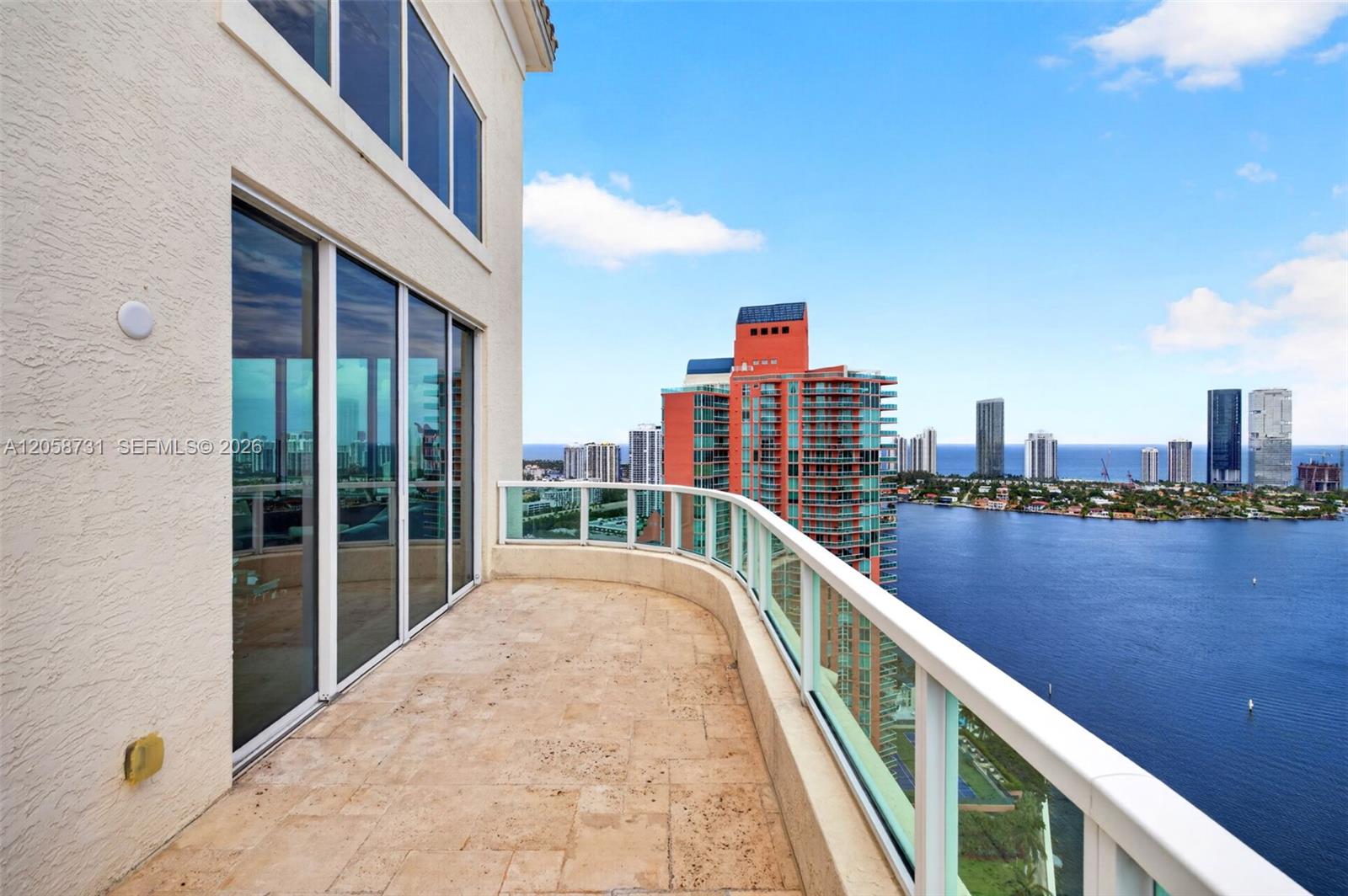 3330 NE 190th St Unit: UPH14