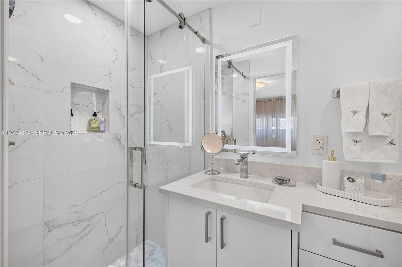 1705 N Riverside Dr # 2