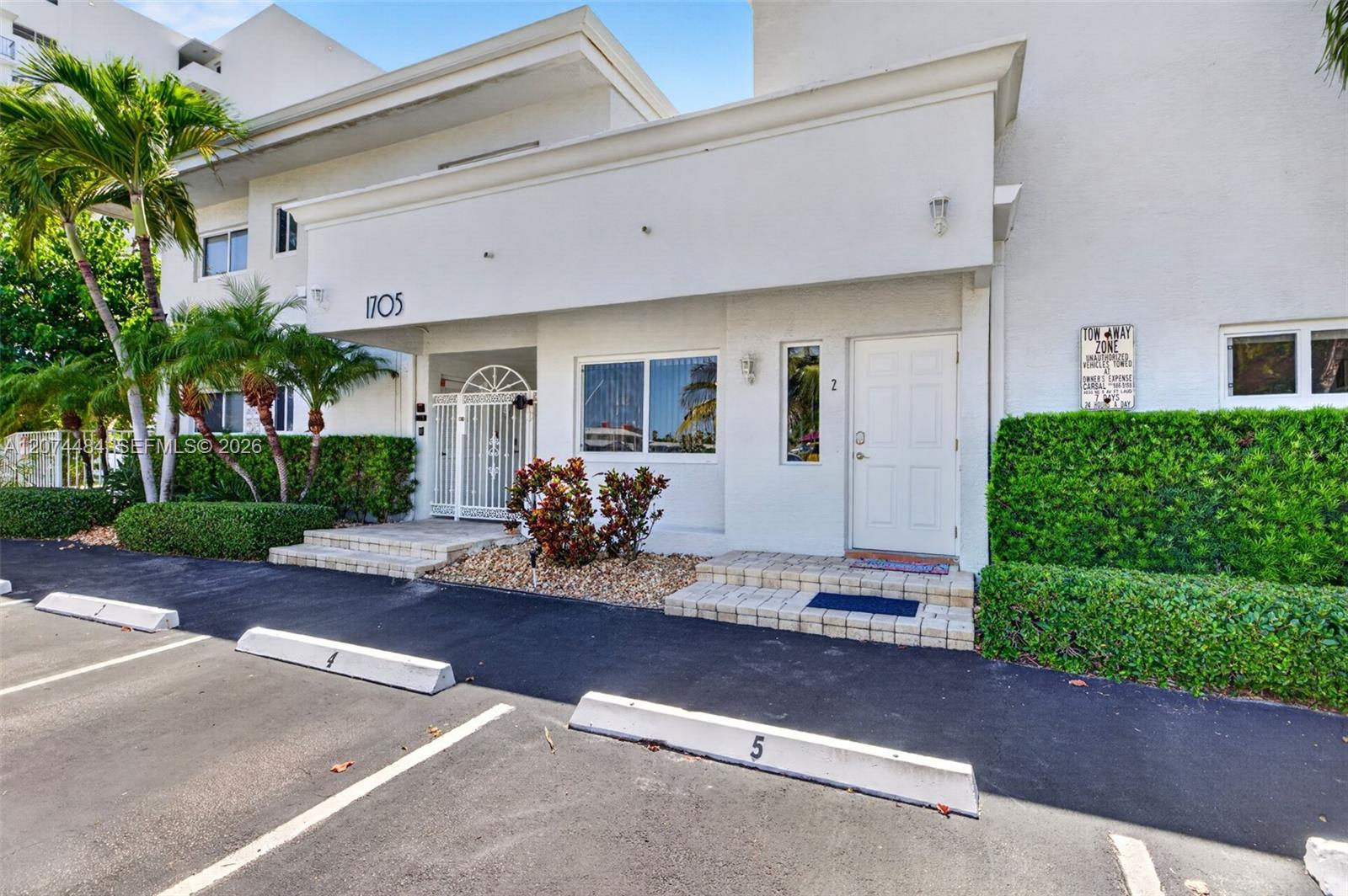 1705 N Riverside Dr # 2