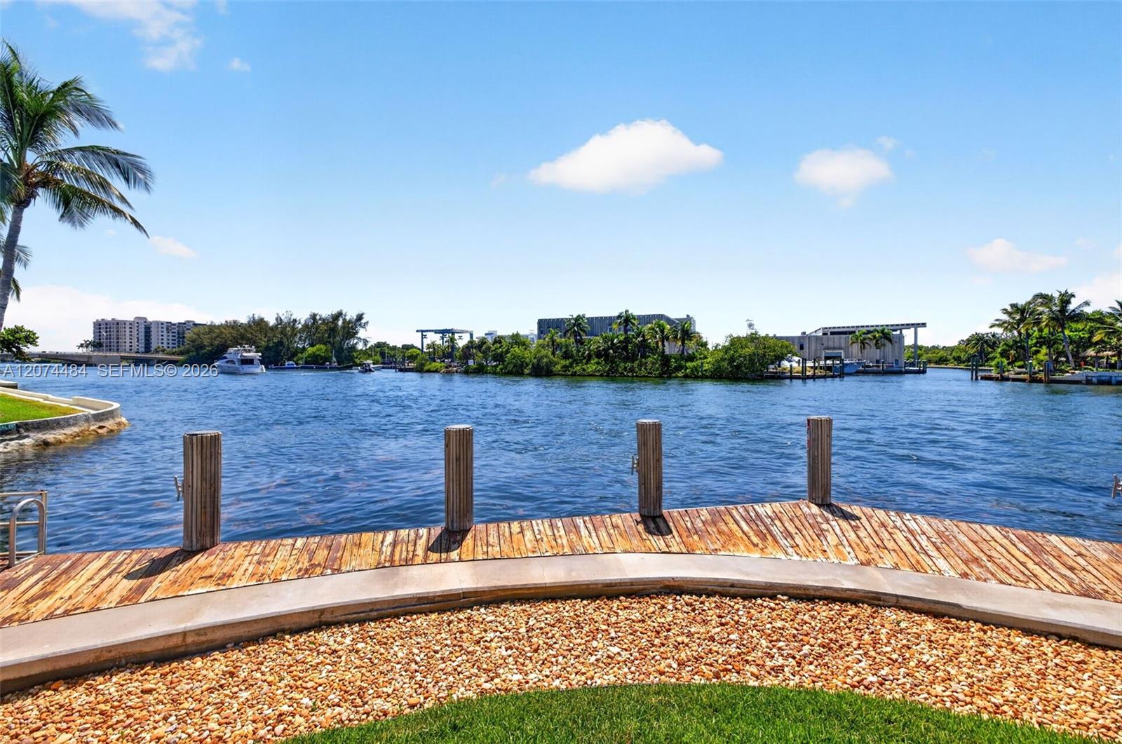 1705 N Riverside Dr # 2