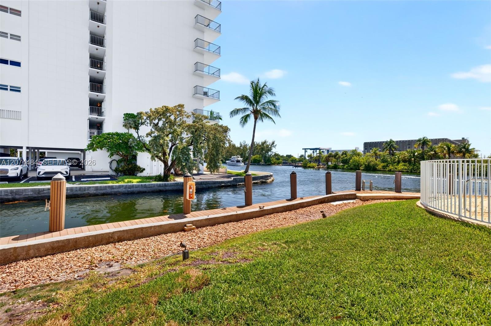1705 N Riverside Dr # 2