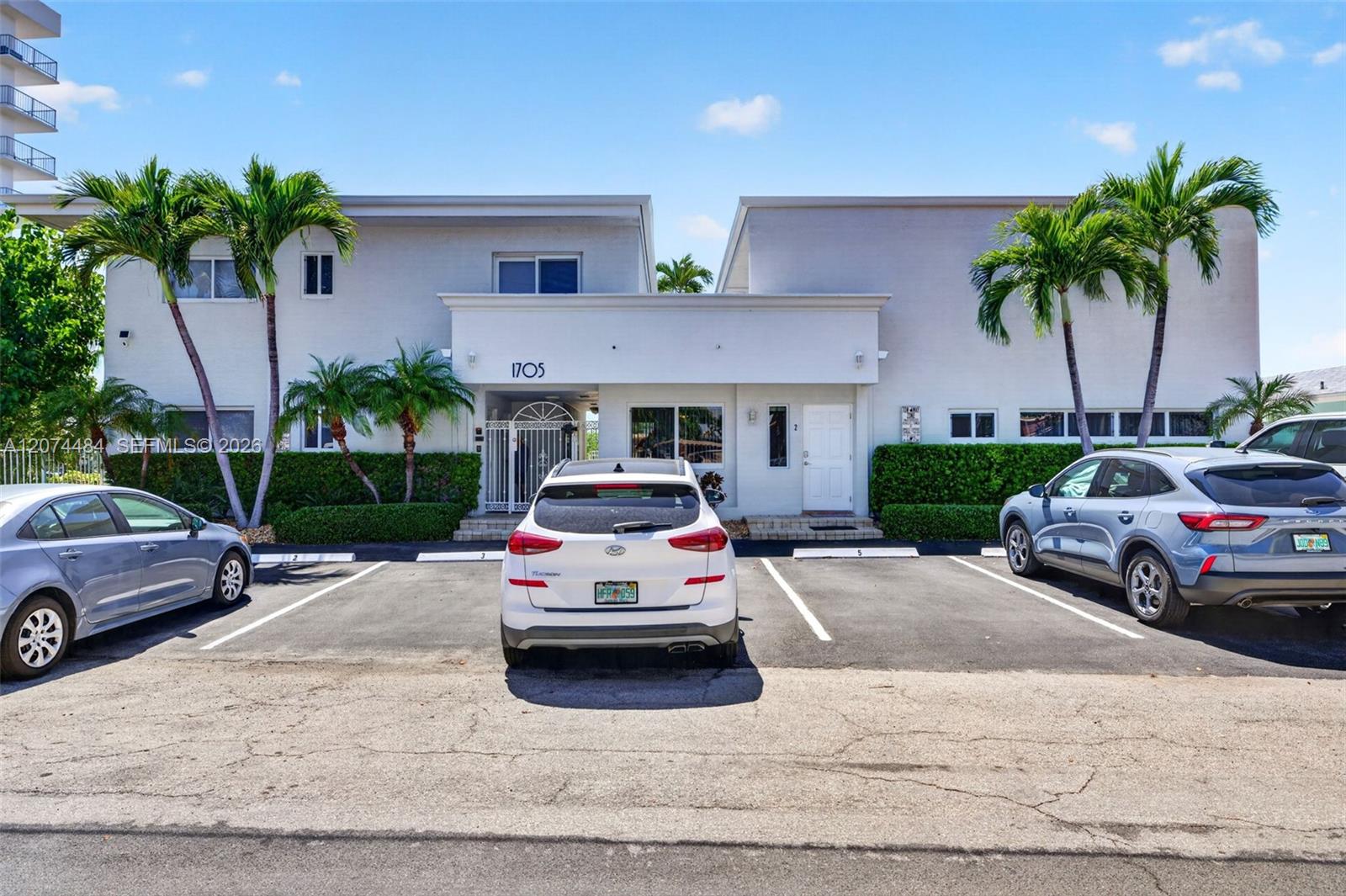 1705 N Riverside Dr # 2