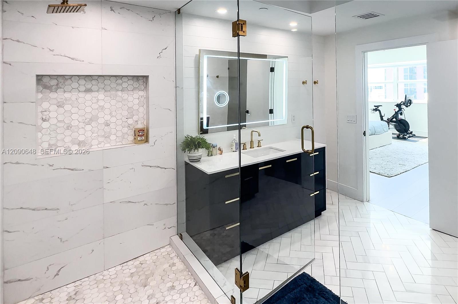 3330 NE 190th St Unit: UPH11