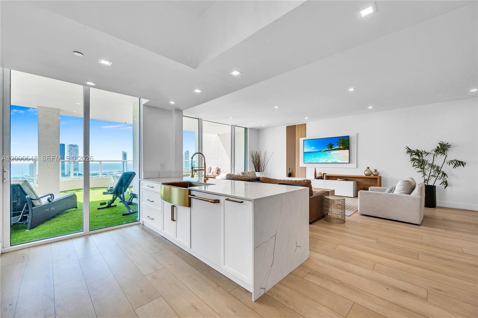 3330 NE 190th St Unit: UPH11