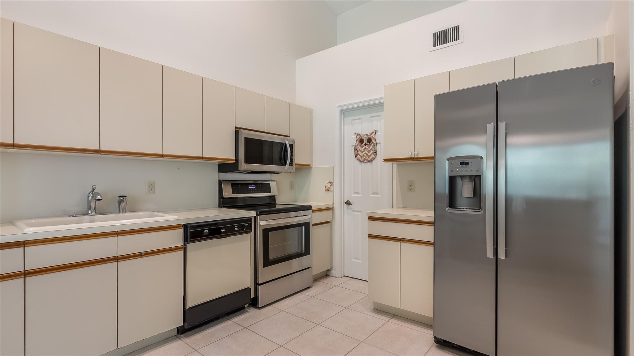 5801 Coach House Cir F