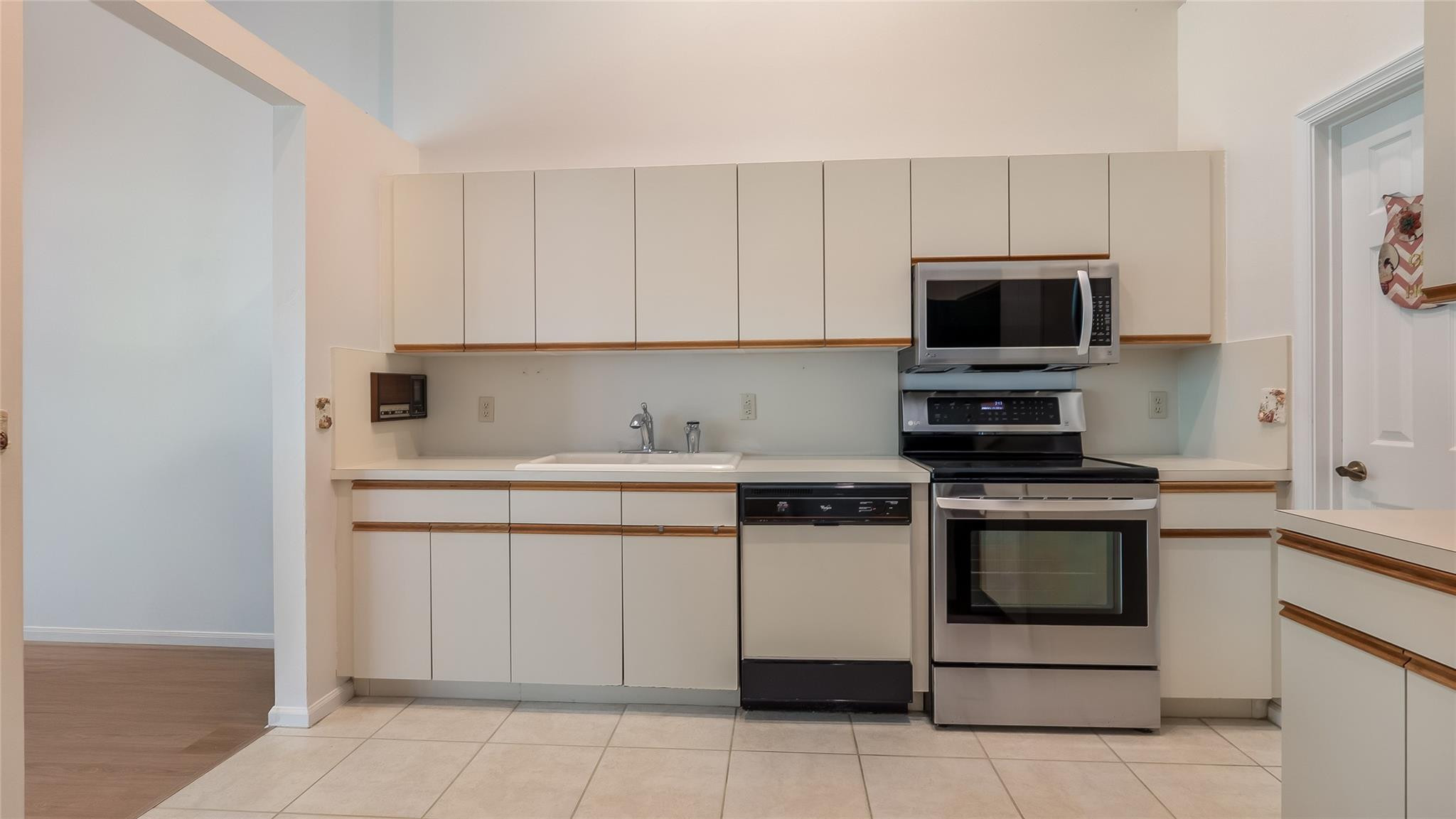 5801 Coach House Cir F