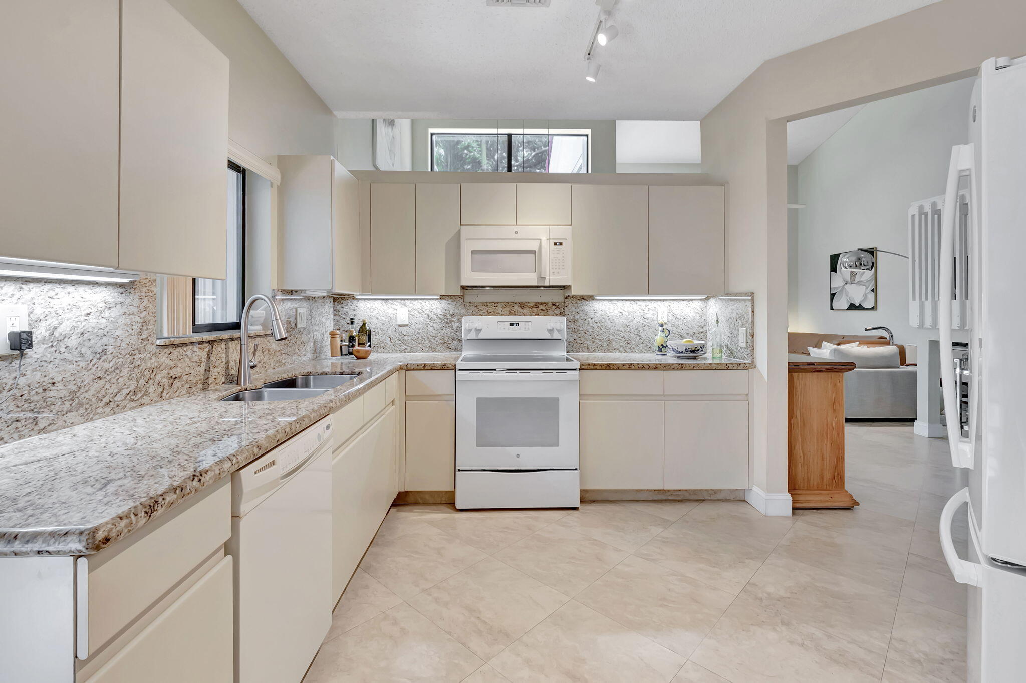 21700 Cromwell Circle