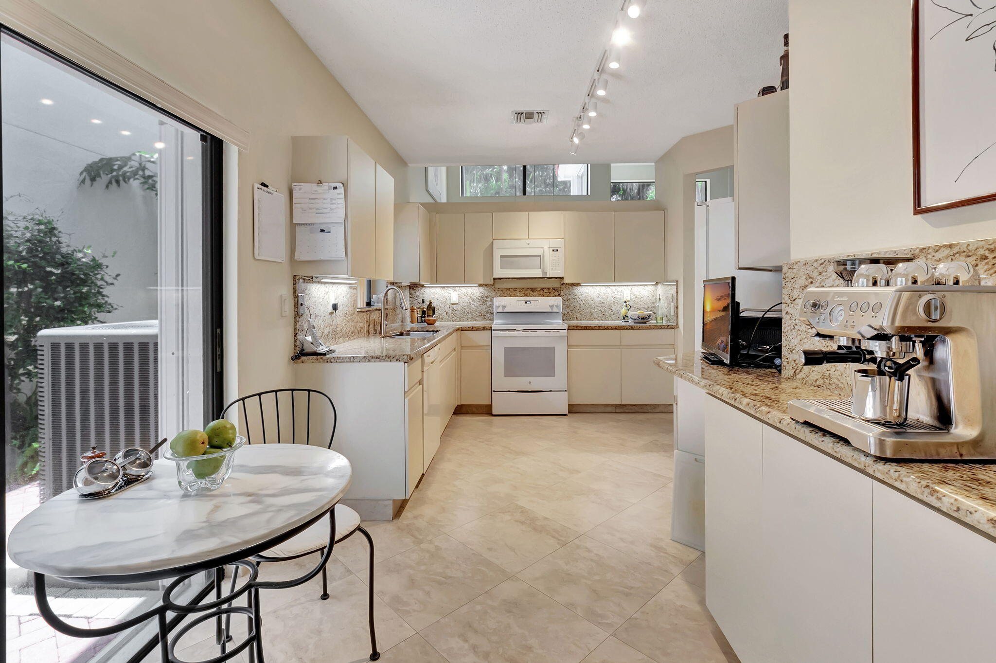 21700 Cromwell Circle