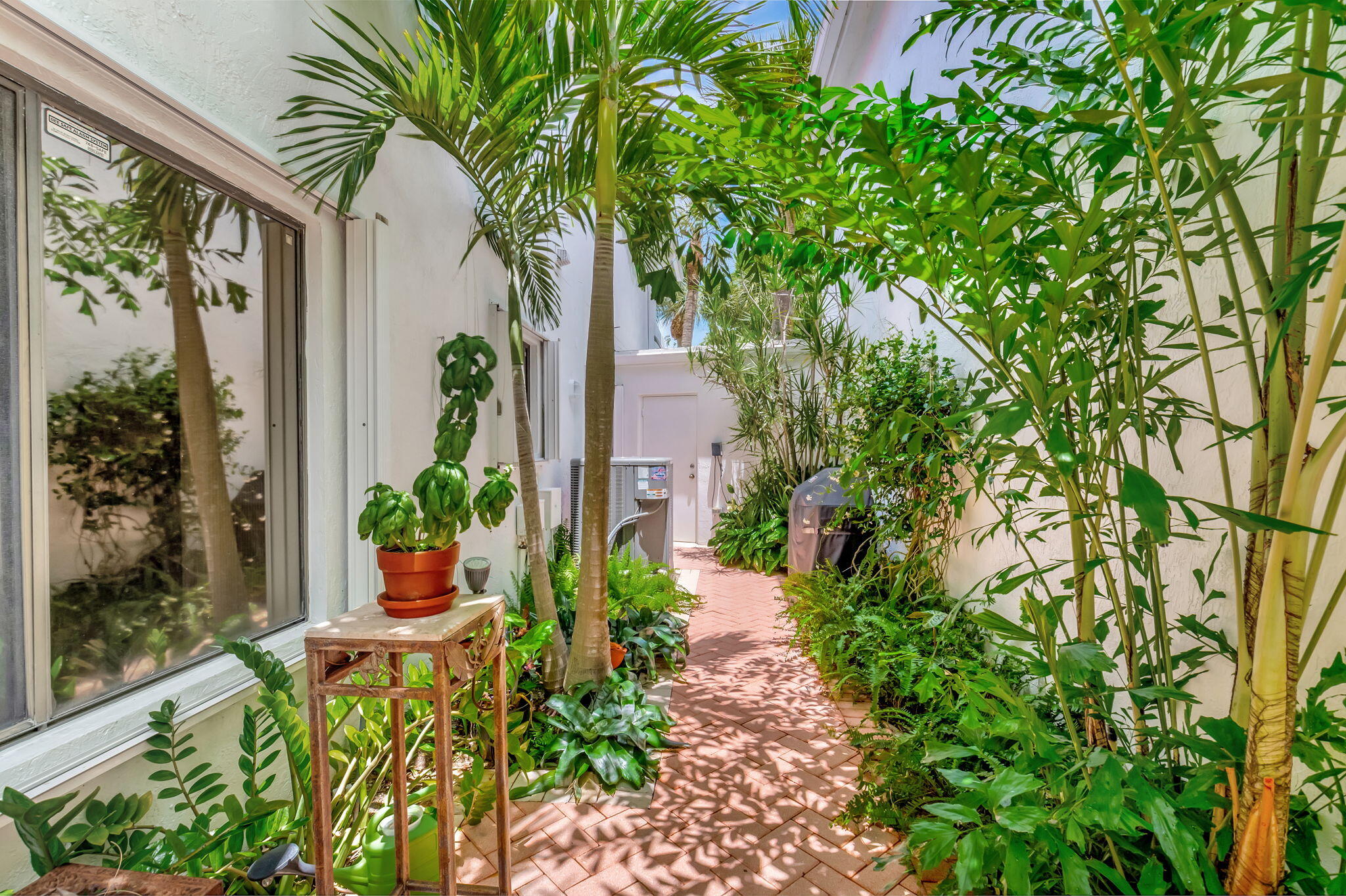 21700 Cromwell Circle