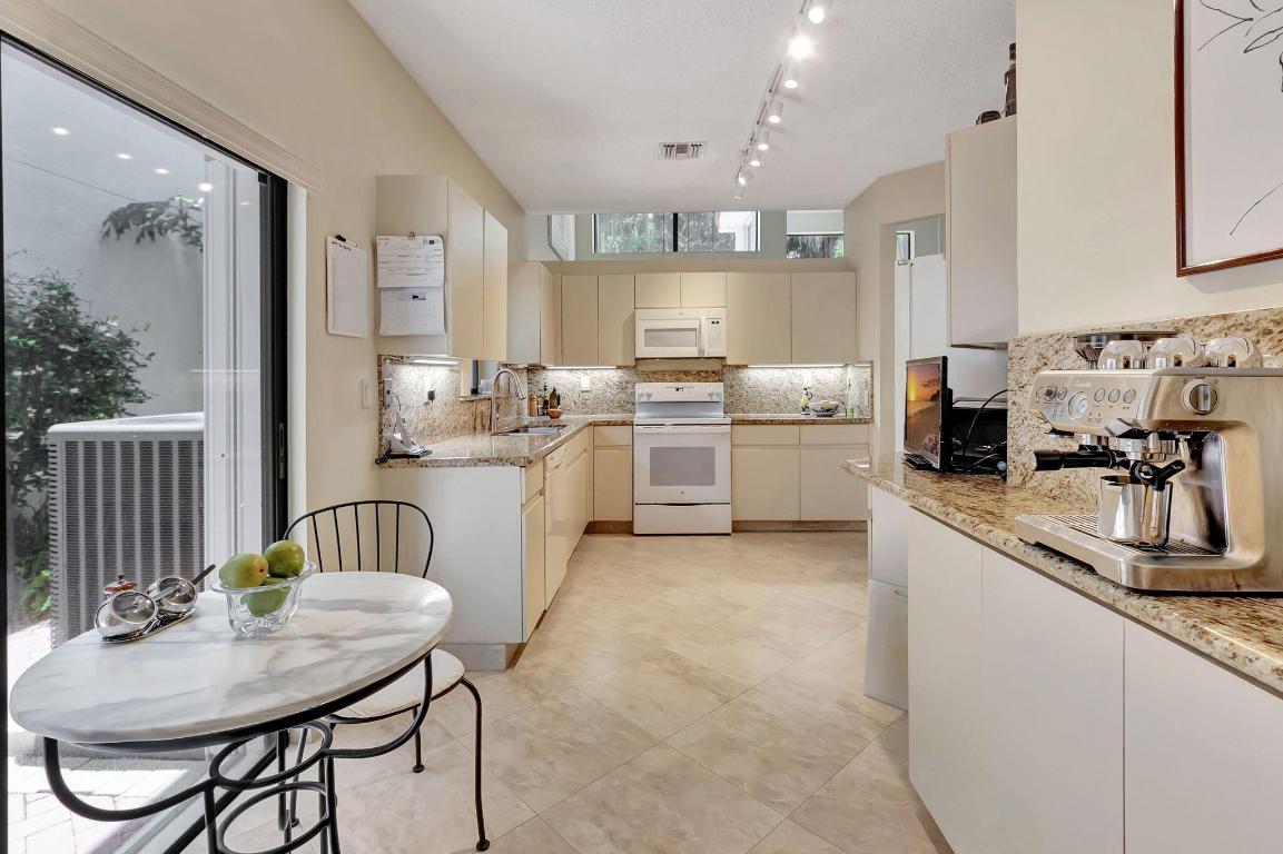 21700 Cromwell Circle