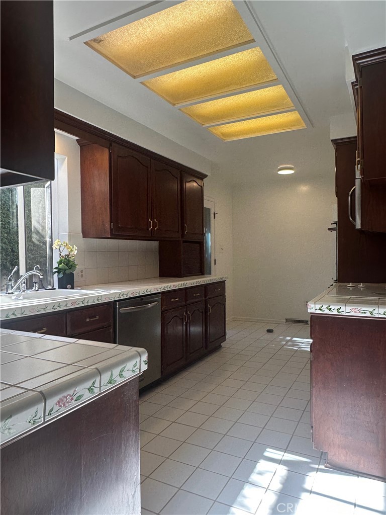 2737 Palos Verdes Drive N