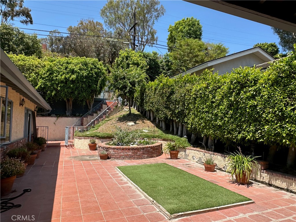 2737 Palos Verdes Drive N