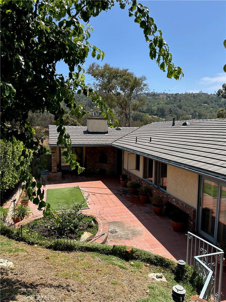 2737 Palos Verdes Drive N