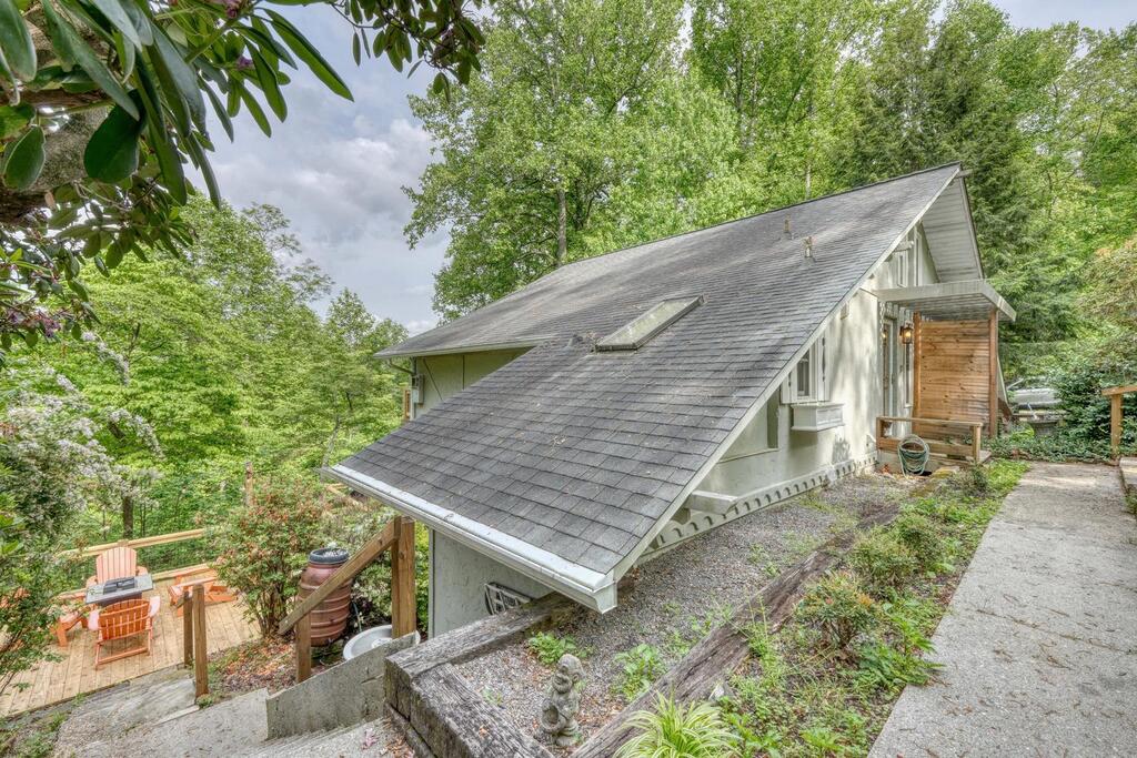 1710 Summit Trail