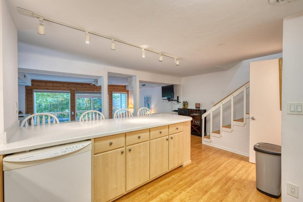 1710 Summit Trail