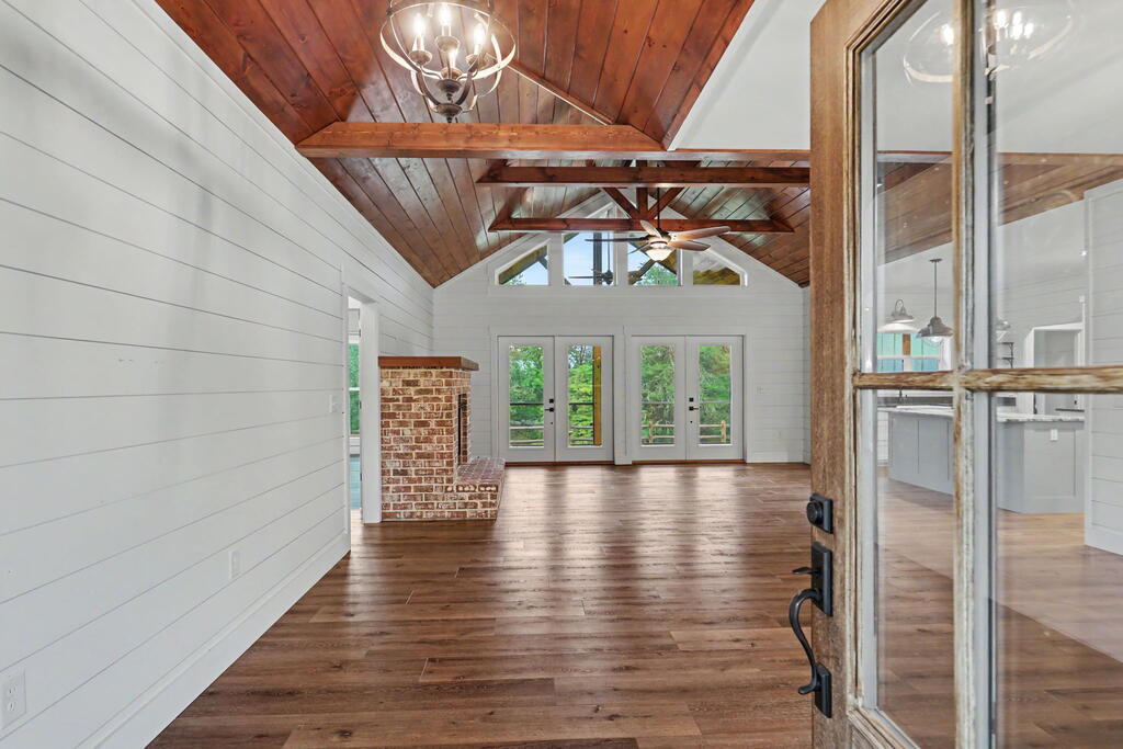 648 Crestwood Drive