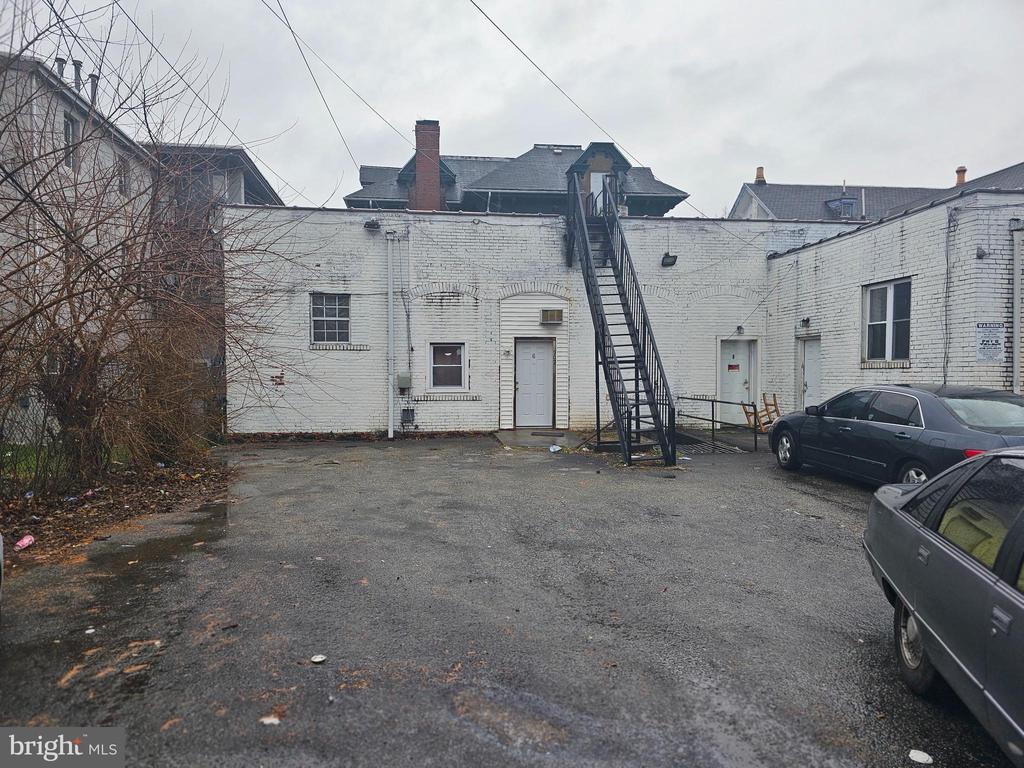 907 Dekalb St