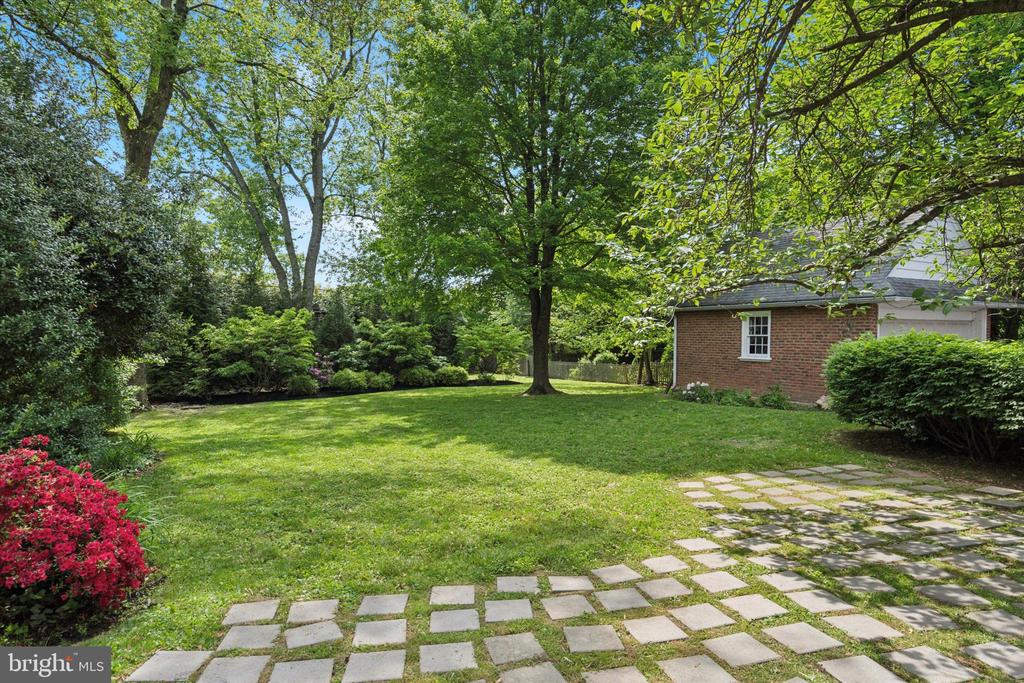 252 HATHAWAY LANE