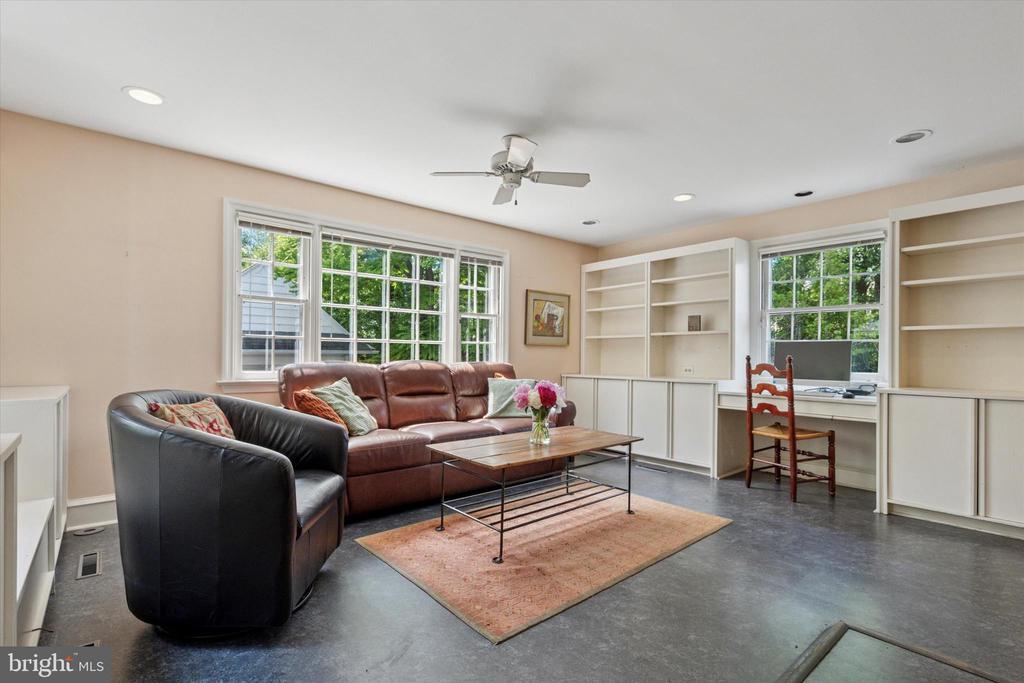 252 HATHAWAY LANE