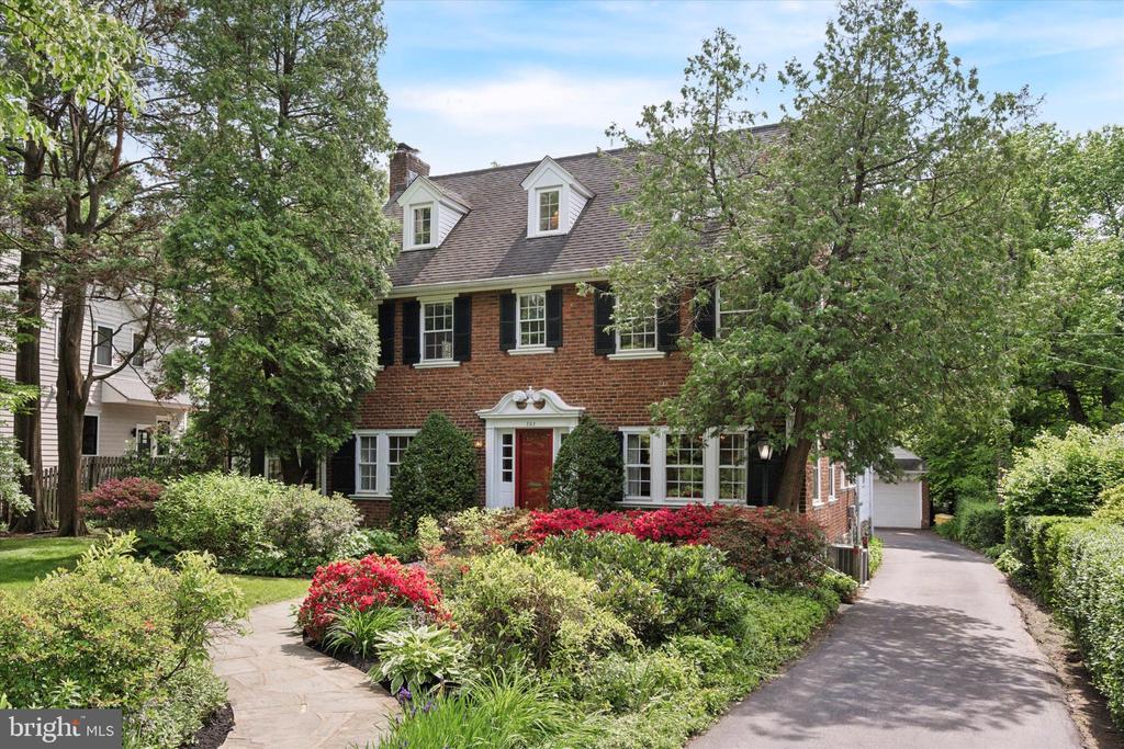 252 HATHAWAY LANE
