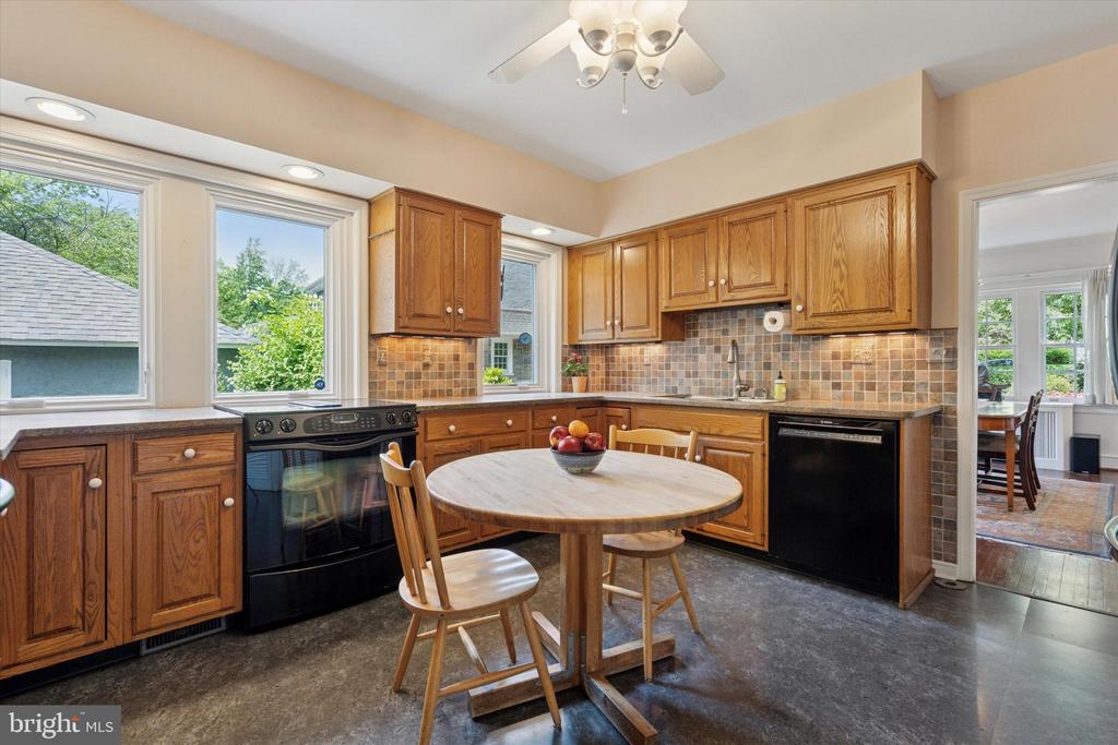 252 HATHAWAY LANE