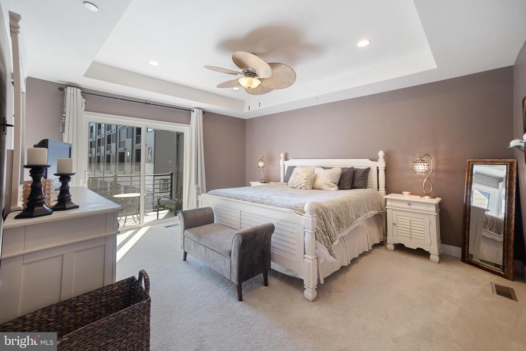 605 LAKEVIEW COURT 19 LOWER