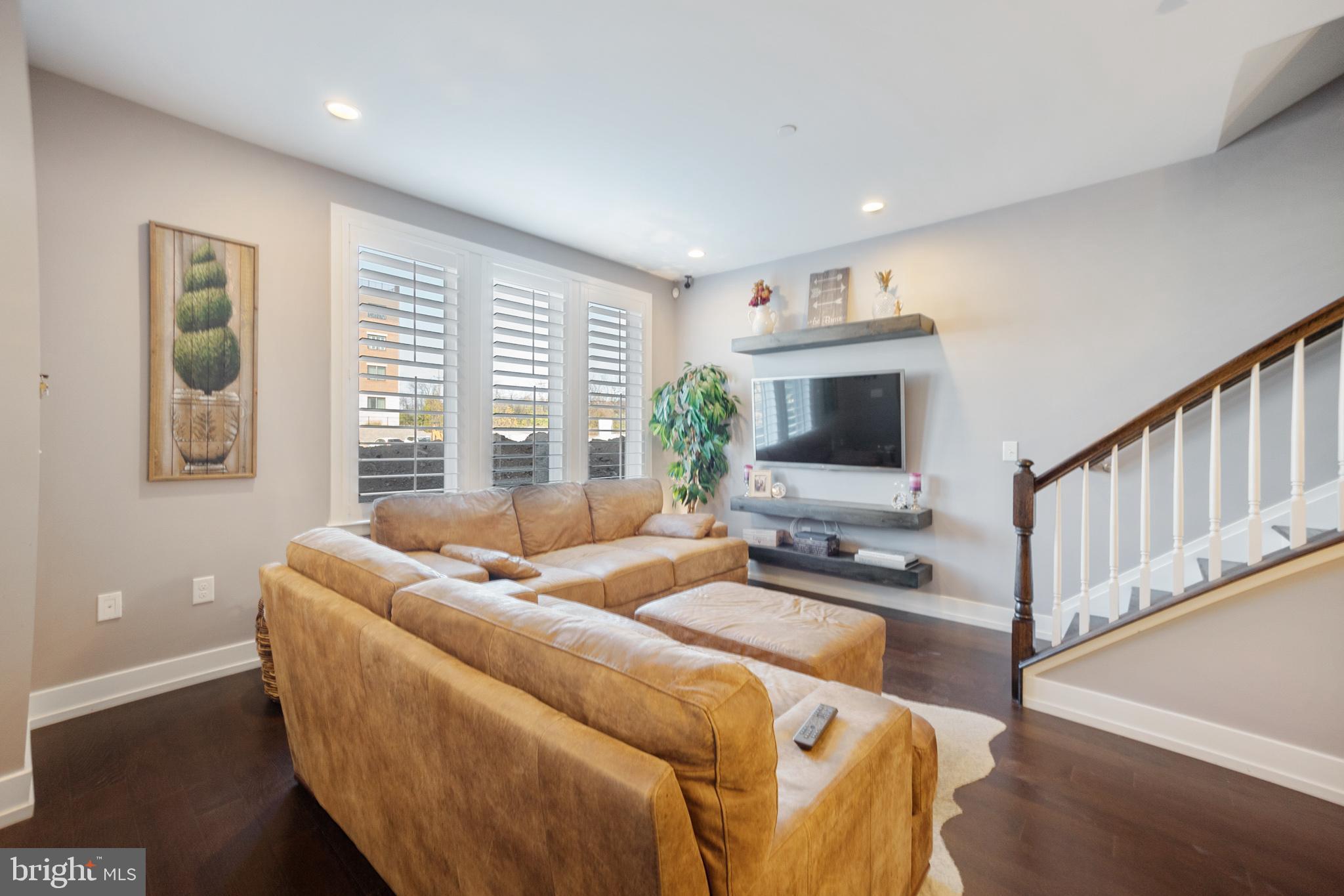 605 LAKEVIEW COURT 19 LOWER