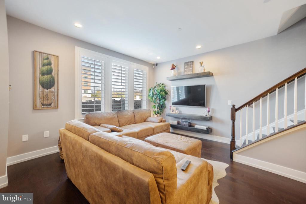 605 LAKEVIEW COURT 19 LOWER