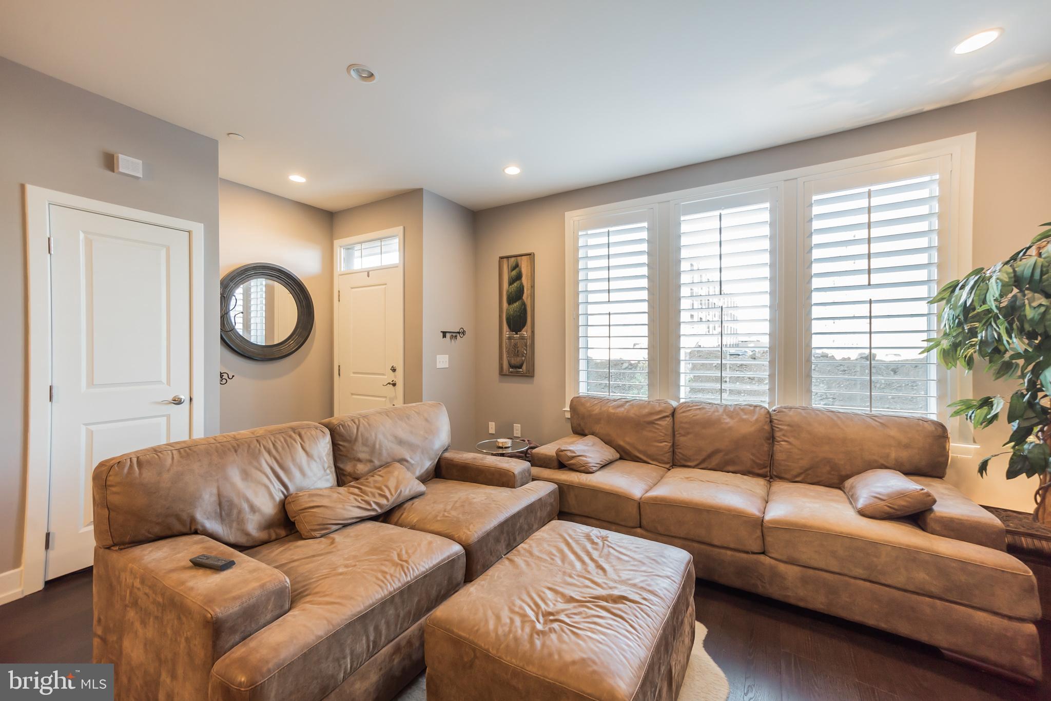 605 LAKEVIEW COURT 19 LOWER