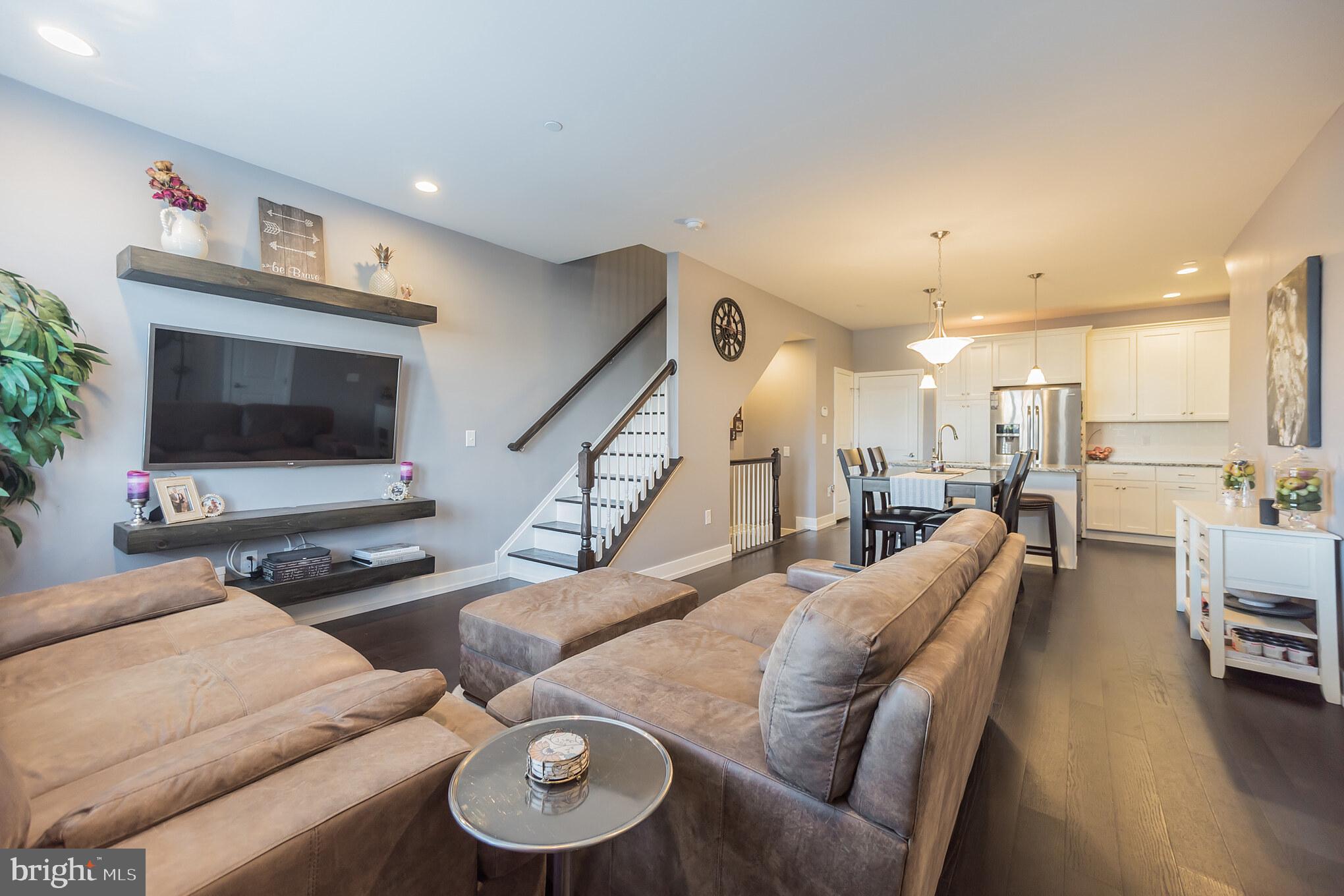 605 LAKEVIEW COURT 19 LOWER