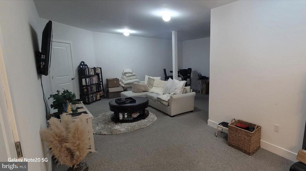 605 LAKEVIEW COURT 19 LOWER