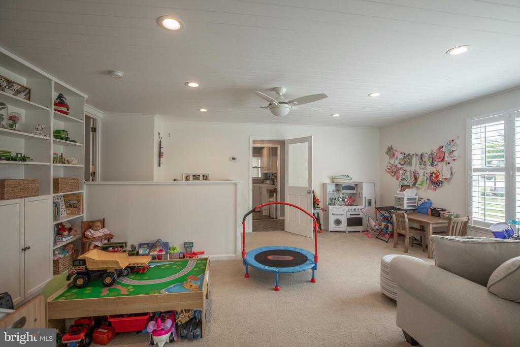 2284 LOCUST DRIVE