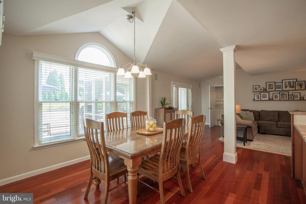 2284 LOCUST DRIVE