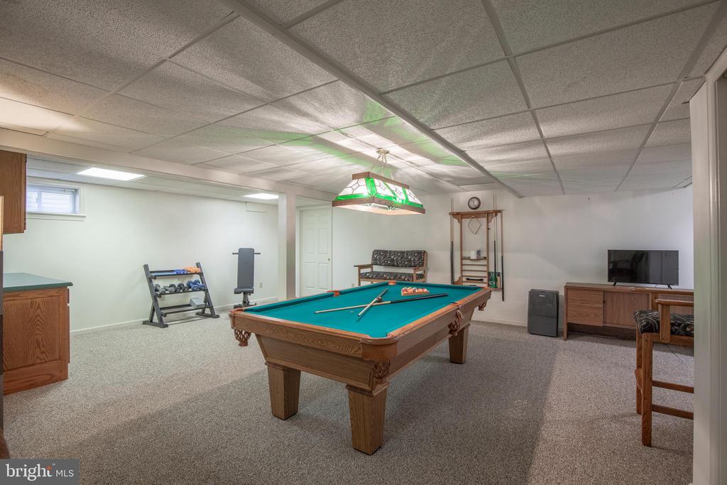 2284 LOCUST DRIVE