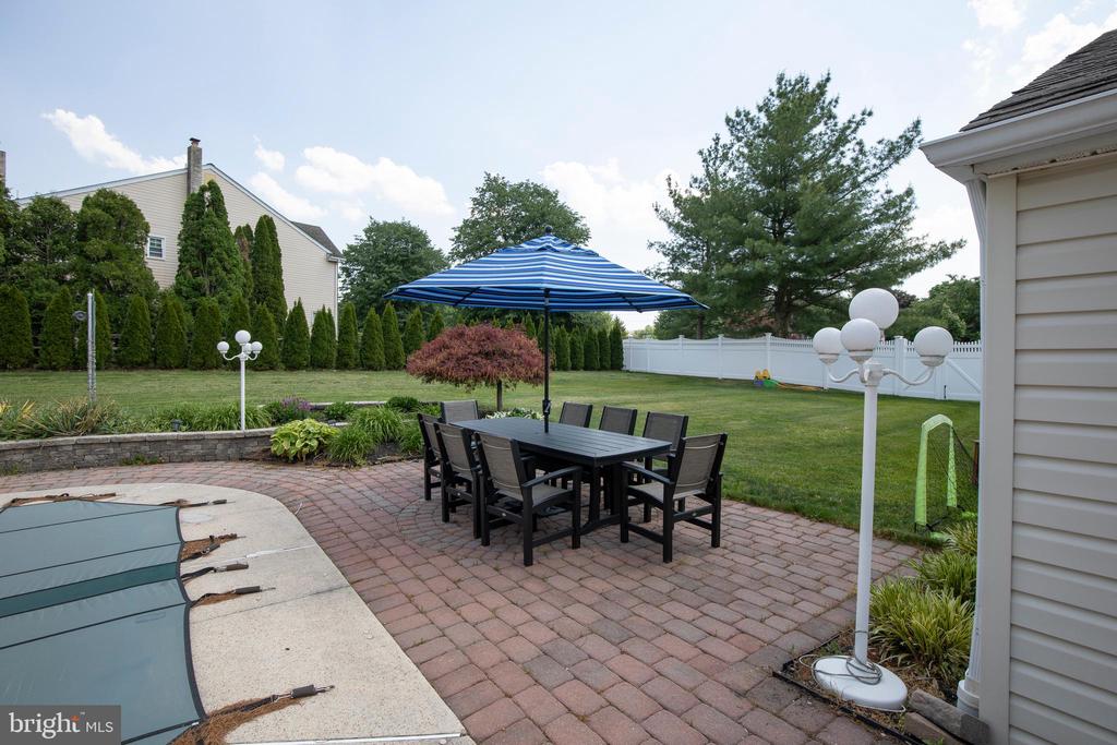 2284 LOCUST DRIVE