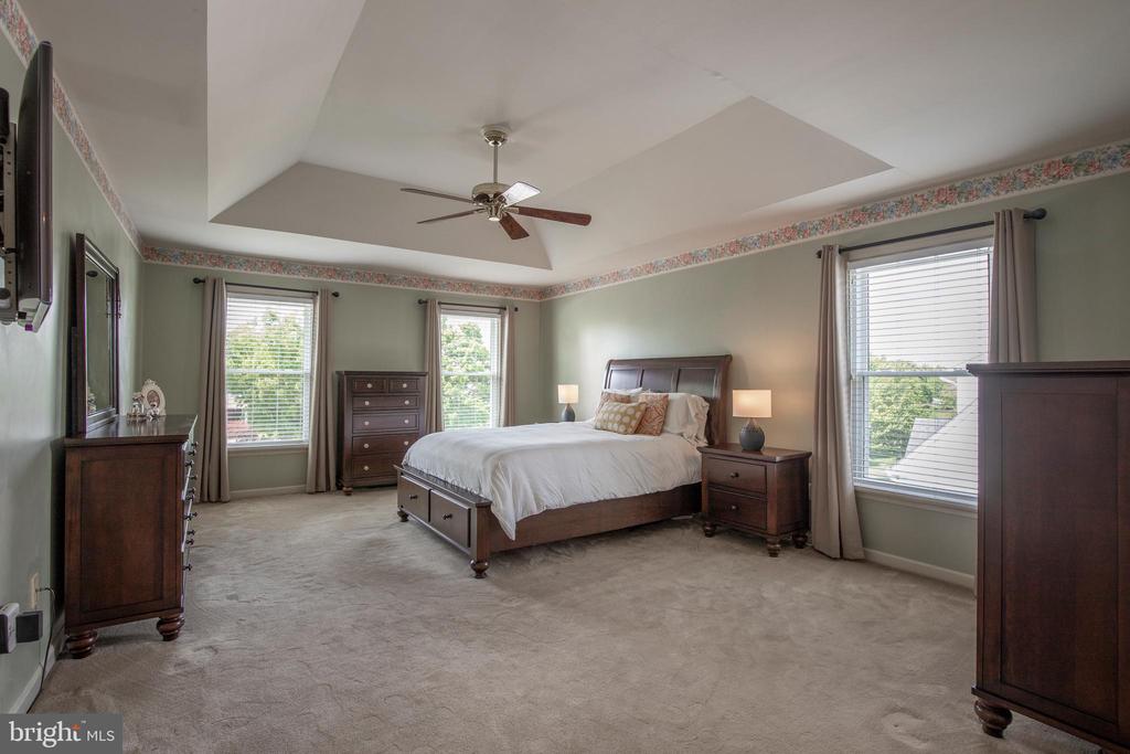 2284 LOCUST DRIVE
