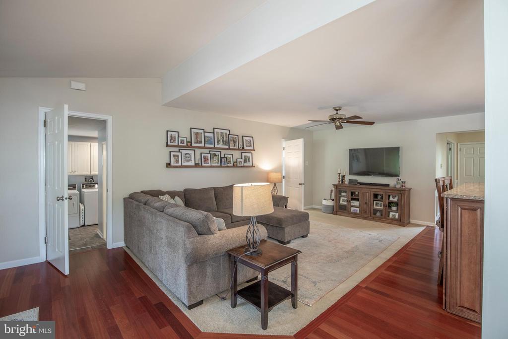 2284 LOCUST DRIVE