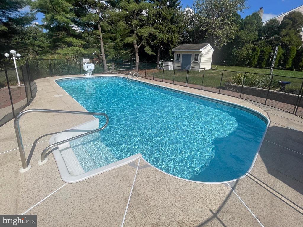 2284 LOCUST DRIVE
