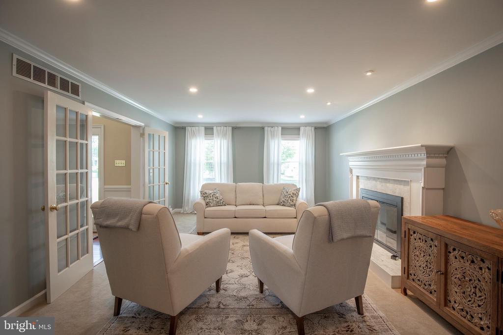 2284 LOCUST DRIVE