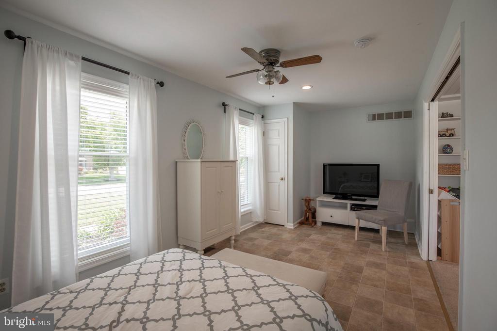 2284 LOCUST DRIVE