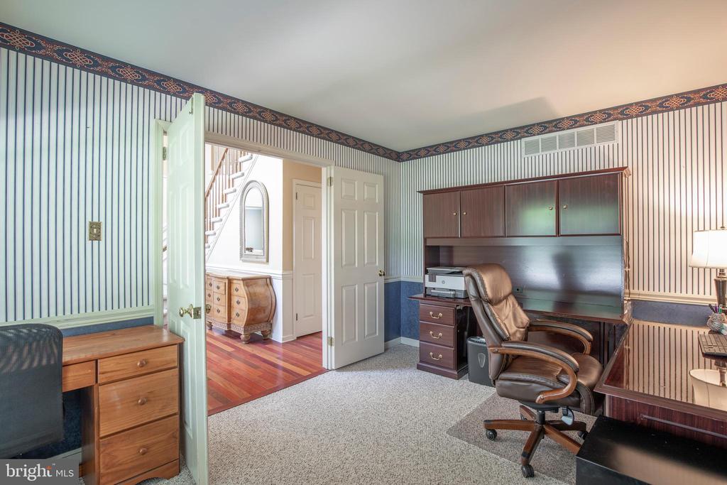 2284 LOCUST DRIVE