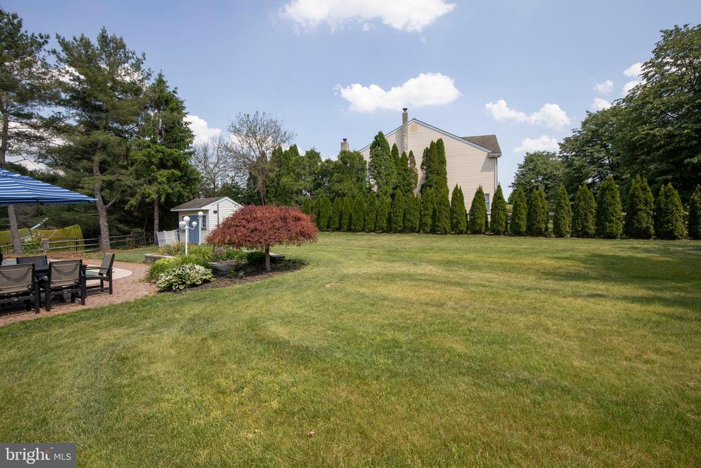 2284 LOCUST DRIVE