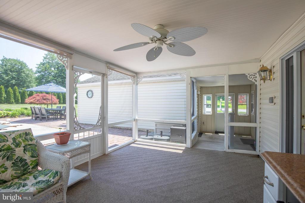 2284 LOCUST DRIVE
