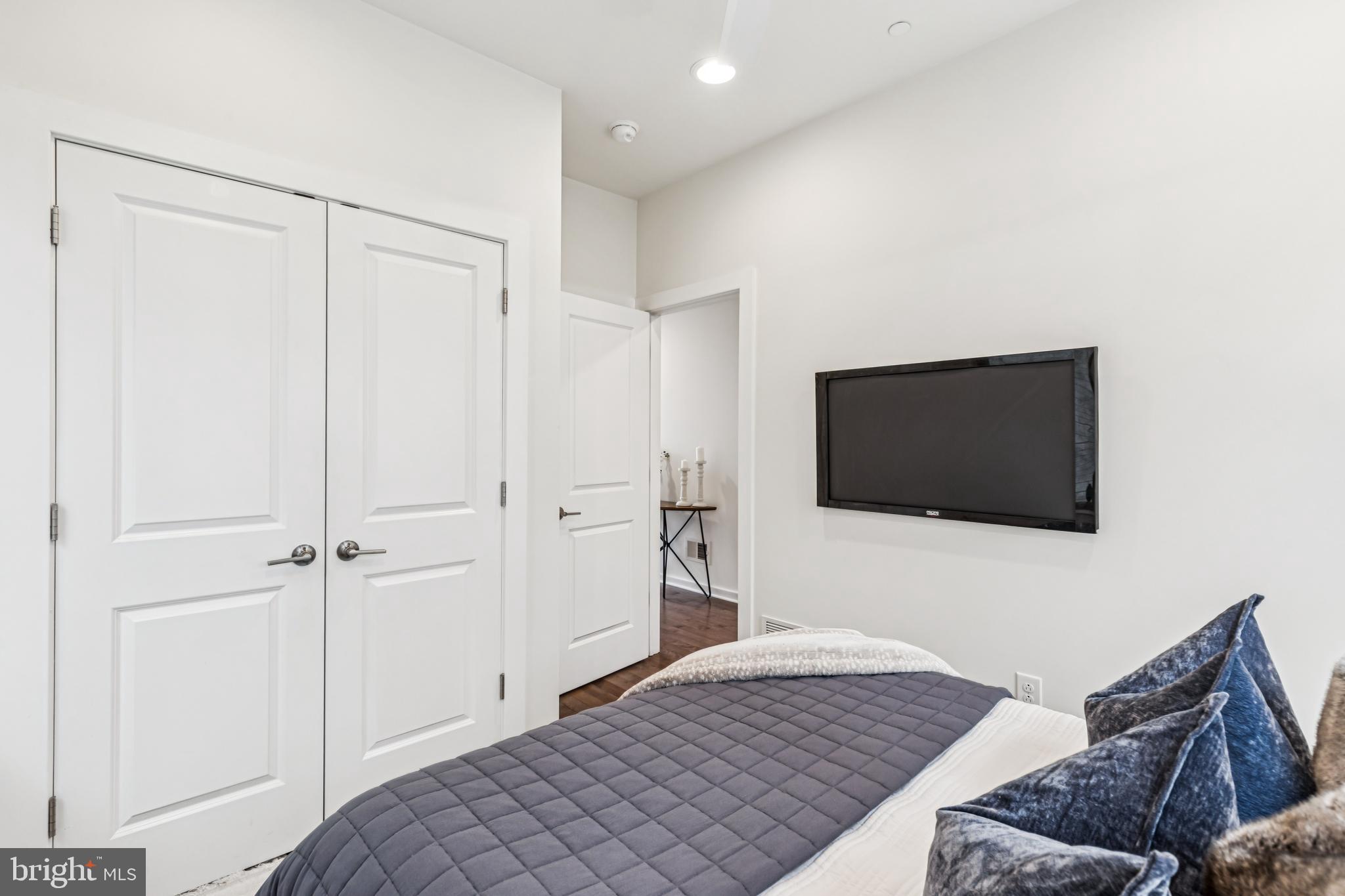 2113 KENSINGTON WALK