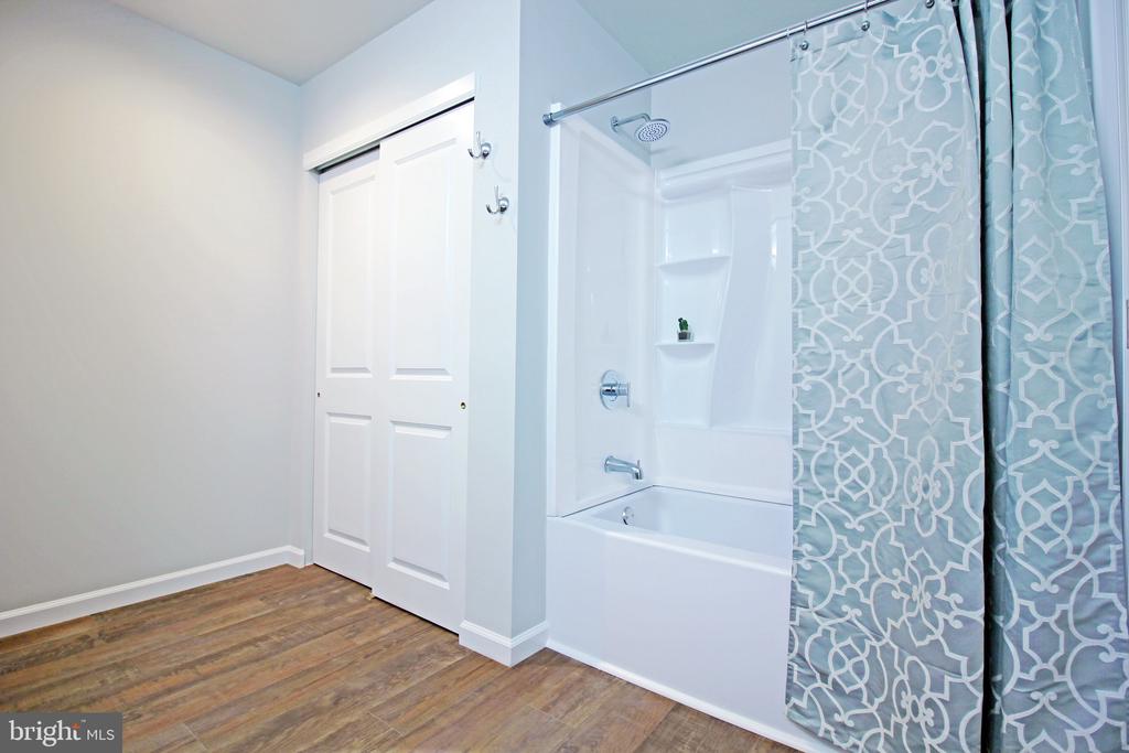 220 GREENWAY ROAD SE