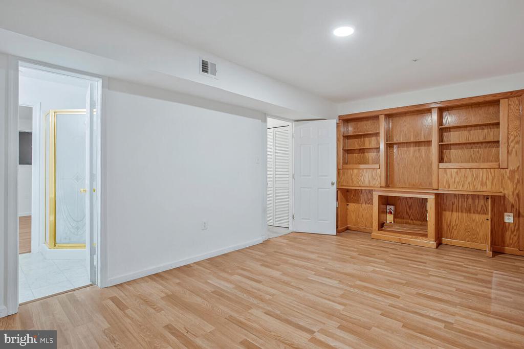 2412 SANDWICH COURT