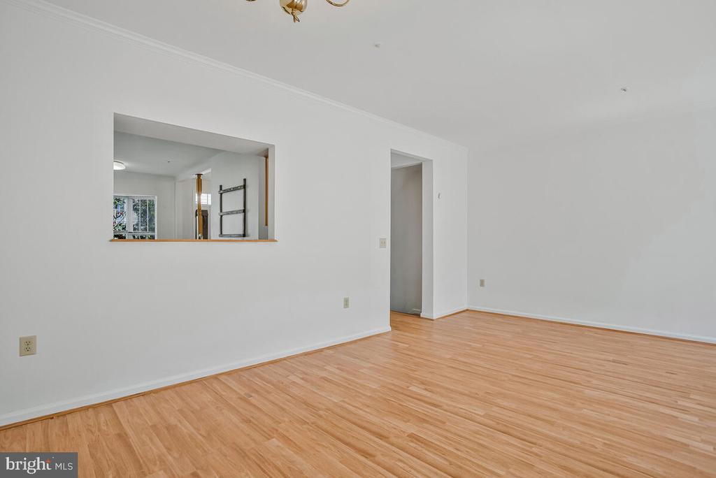 2412 SANDWICH COURT