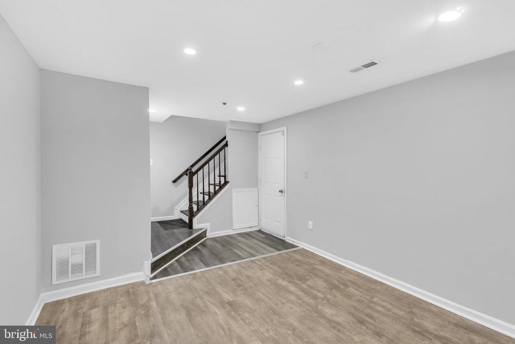 6611 BUSKIN LANE