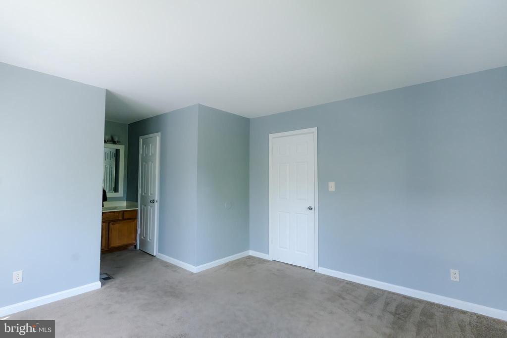 455 NICOLL AVE #1