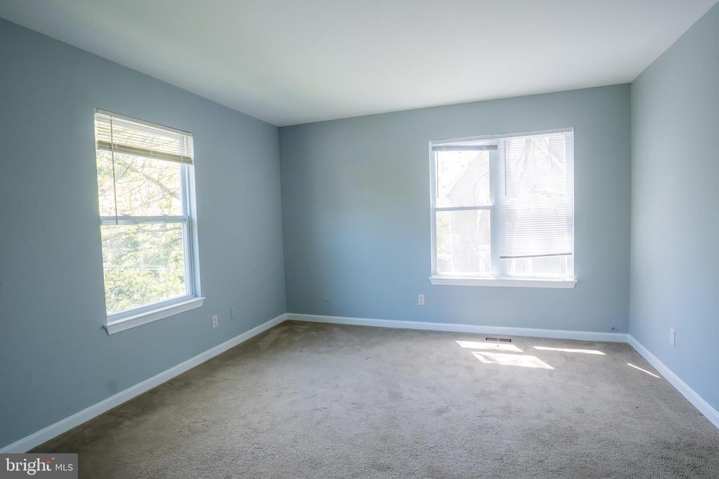 455 NICOLL AVE #1